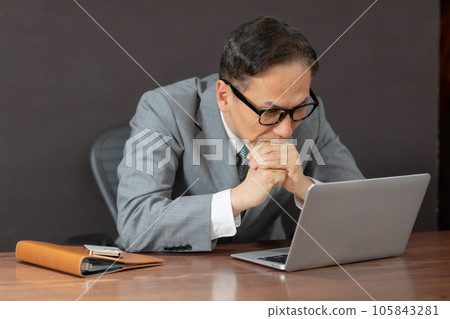 Business worrying painful men 105843281