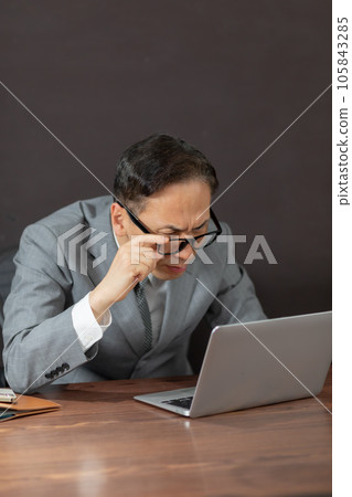 生意讓痛苦的男人憂心忡忡 生意讓痛苦的男人憂心忡忡 105843285