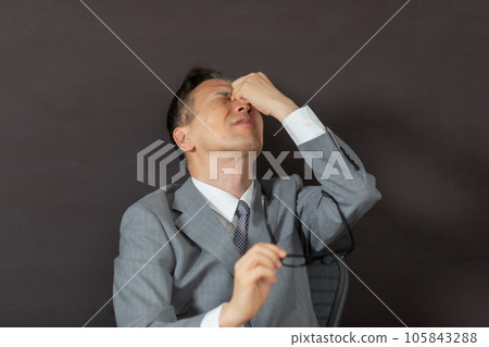 Business worrying painful men 105843288