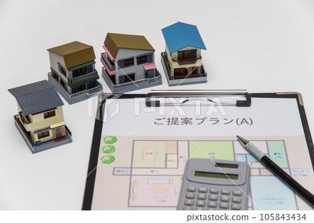 帶平面圖和計算器的住房諮詢圖像 帶平面圖和計算器的住房諮詢圖像 105843434