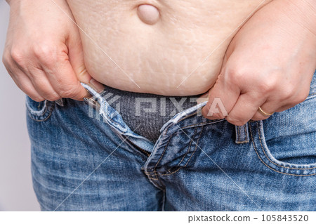[Overweight housewife who can't close the buttons of her jeans] 105843520