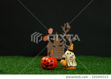 黑色背景的萬聖節裝飾品 105844333