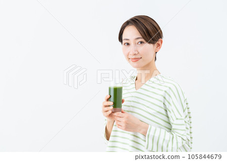 喝綠汁的中年婦女 喝綠汁的中年婦女 105844679