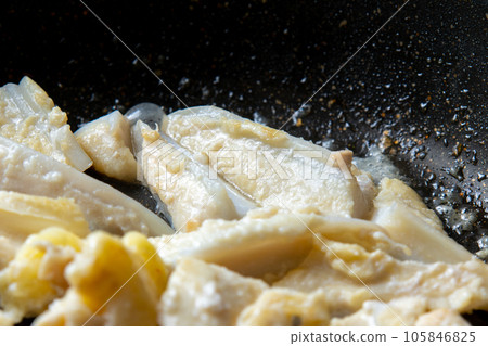 A close-up of the cooking scene of grilling chicken cartilage in a frying pan. A close-up of the cooking scene of grilling chicken cartilage in a frying pan. 105846825