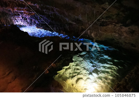 沖繩縣最大的石灰岩洞窟燈光秀 沖繩縣最大的石灰岩洞窟燈光秀 105846875