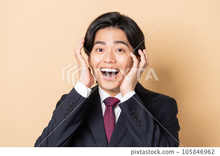 Surprised young businessman 105846962