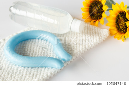 Cooling goods to prevent heatstroke with a neck cooler 105847148