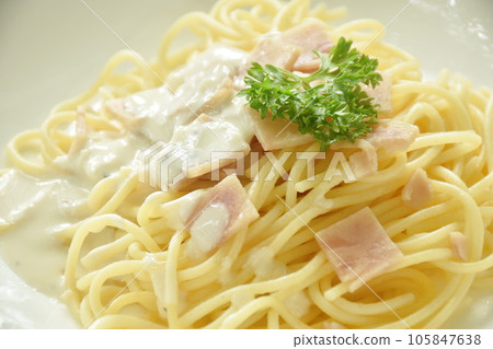 steamed spaghetti white cabonara cream sauce topping slice ham pork on plate steamed spaghetti white cabonara cream sauce topping slice ham pork on plate 105847638