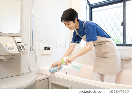 女工打掃房子打掃浴室 女工打掃房子打掃浴室 105847923