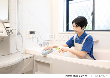 Female worker cleaning the house to clean the bathroom Female worker cleaning the house to clean the bathroom 105847926