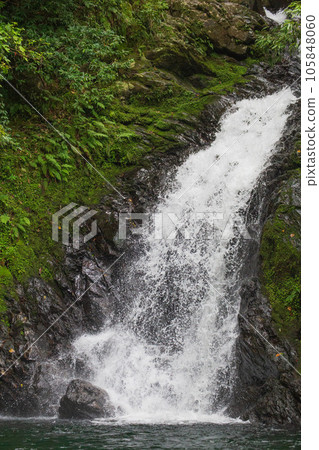 Materiya 瀑布動態下落和濺水 Materiya 瀑布動態下落和濺水 105848060