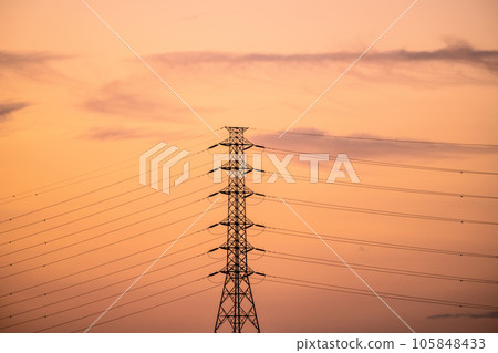 日本橫濱的城市景觀電價上漲...夕陽天空中出現的電線（背面朝向東京市中心） 105848433