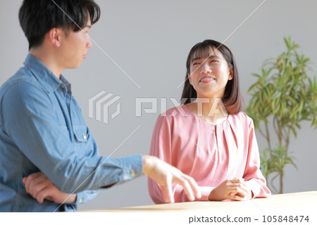 正面反饋_被老闆表揚的笑容滿面的女人2 105848474