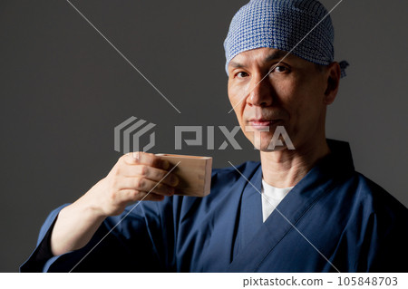 穿著和尚工作服的男人啤酒廠 穿著和尚工作服的男人啤酒廠 105848703