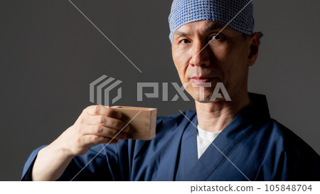 穿著和尚工作服的男人啤酒廠 105848704