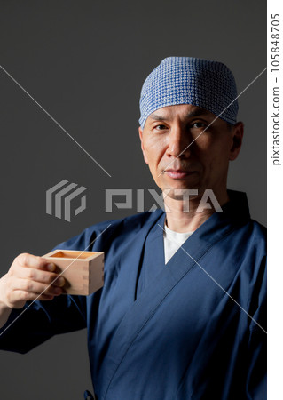 穿著和尚工作服的男人啤酒廠 105848705