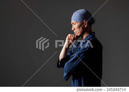 一個穿著和尚工作服的男人認為 一個穿著和尚工作服的男人認為 105848714