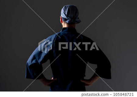 Man in work clothes, back view 105848721