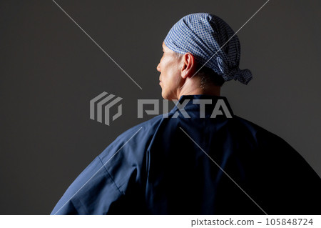 Man in work clothes, back view 105848724