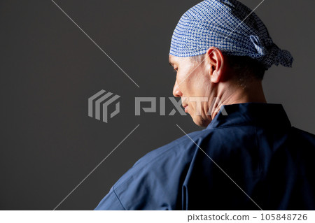 穿著工作服的男人，後視圖 105848726
