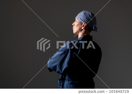 穿著工作服的男人，後視圖 105848729