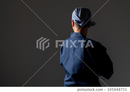 Man in work clothes, back view Man in work clothes, back view 105848731
