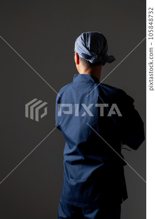Man in work clothes, back view 105848732