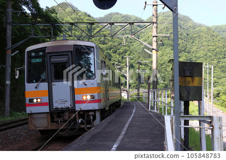 伯備線:猷備線 Kiha 120 到達布原站 伯備線:猷備線 Kiha 120 到達布原站 105848783