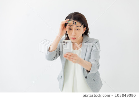 老花眼 職業高級女性 老花眼 職業高級女性 105849090