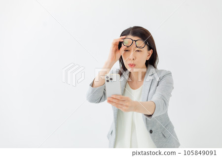 老花眼 職業高級女性 老花眼 職業高級女性 105849091