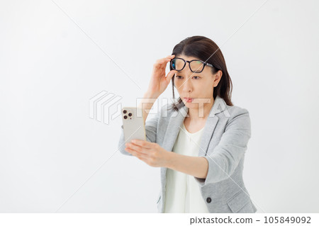 老花眼 職業高級女性 老花眼 職業高級女性 105849092