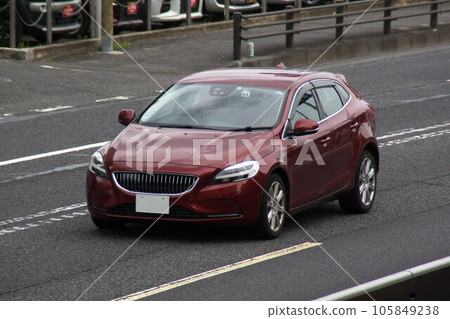 緊湊型汽車道路駕駛 105849238