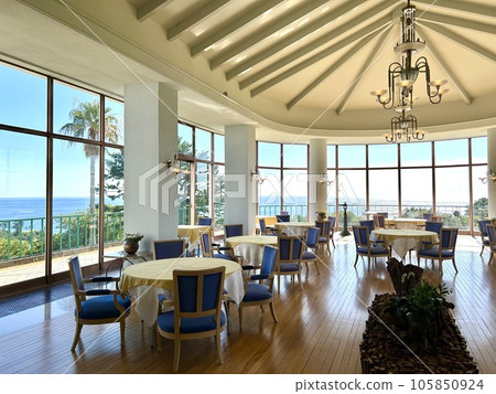 Restaurant terrace with sea view 105850924