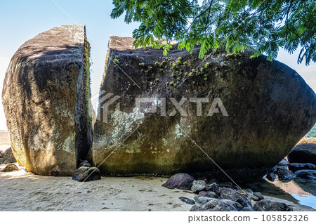 Splitted stone at Abraao Preta beach on big island Ilha Grande in Angra dos Reis, Rio de Janeiro, Brazil 105852326