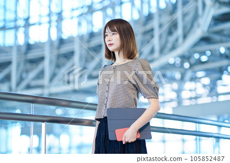 一名年輕女子工作 105852487