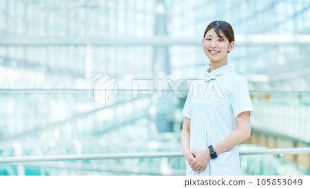 一名婦女的畫象白色外套的 105853049