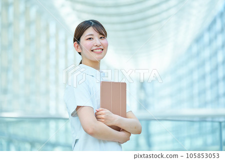 一名婦女的畫象白色外套的 105853053