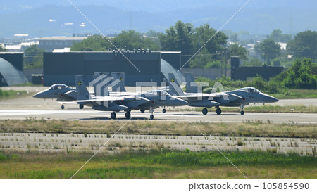 日本航空自衛隊第 306 中隊 F-15 鷹準備起飛 日本航空自衛隊第 306 中隊 F-15 鷹準備起飛 105854590