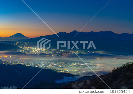 [Mt. Fuji material] Mt. Fuji at dawn and the sea of clouds of Lake Suwa seen from Takabocchi Highland in autumn [Nagano Prefecture] 105855464