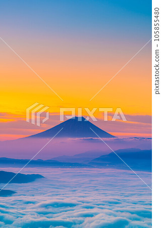 【富士山素材】黎明時分的富士山和秋天從高保地高原看到的諏訪湖雲海【長野縣】 【富士山素材】黎明時分的富士山和秋天從高保地高原看到的諏訪湖雲海【長野縣】 105855480