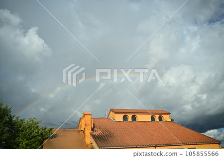 The rainbow bridge suddenly crossed in the evening 105855566