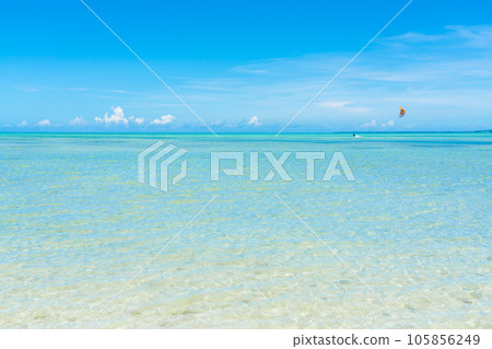 在宮古島的海中滑浪風帆 105856249