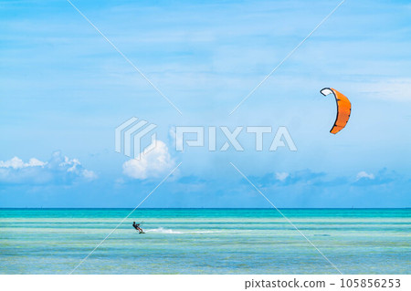 在宮古島的海中滑浪風帆 105856253