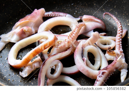 煎鍋裡煎魷魚（煮魷魚）的烹飪場景。 105856382