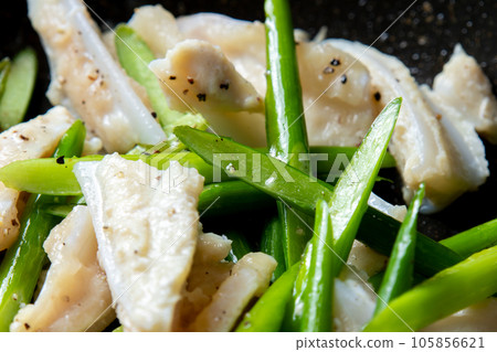 A close-up of a cooking scene in which chicken cartilage (yagen cartilage) and garlic sprouts are fried in a frying pan. 105856621