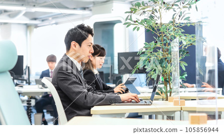 一個在免費地址辦公室工作的商人 105856944
