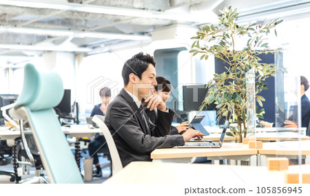 一個在免費地址辦公室工作的商人 105856945