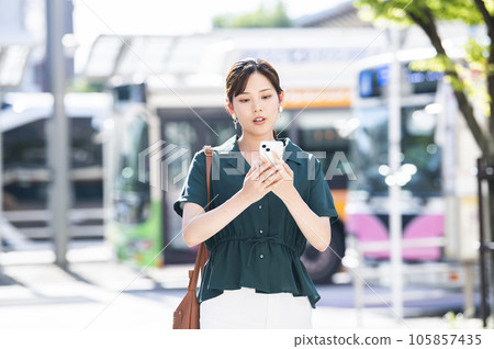 A young lady who makes a meeting 105857435