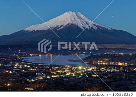 從高差山看到的富士山和山中湖 105858380