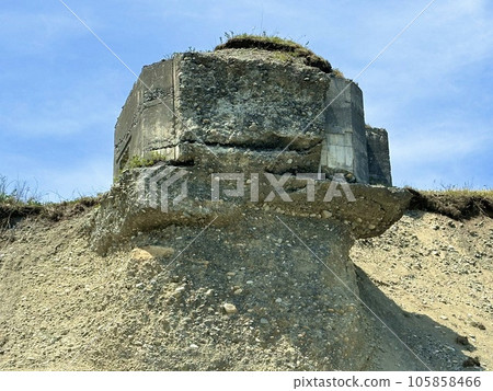 倒塌的戰爭遺跡碉堡“豐井濱倒塌的碉堡” 105858466